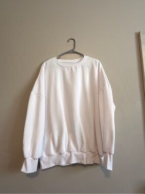 Classic Women’s White Crewneck Sweatshirt